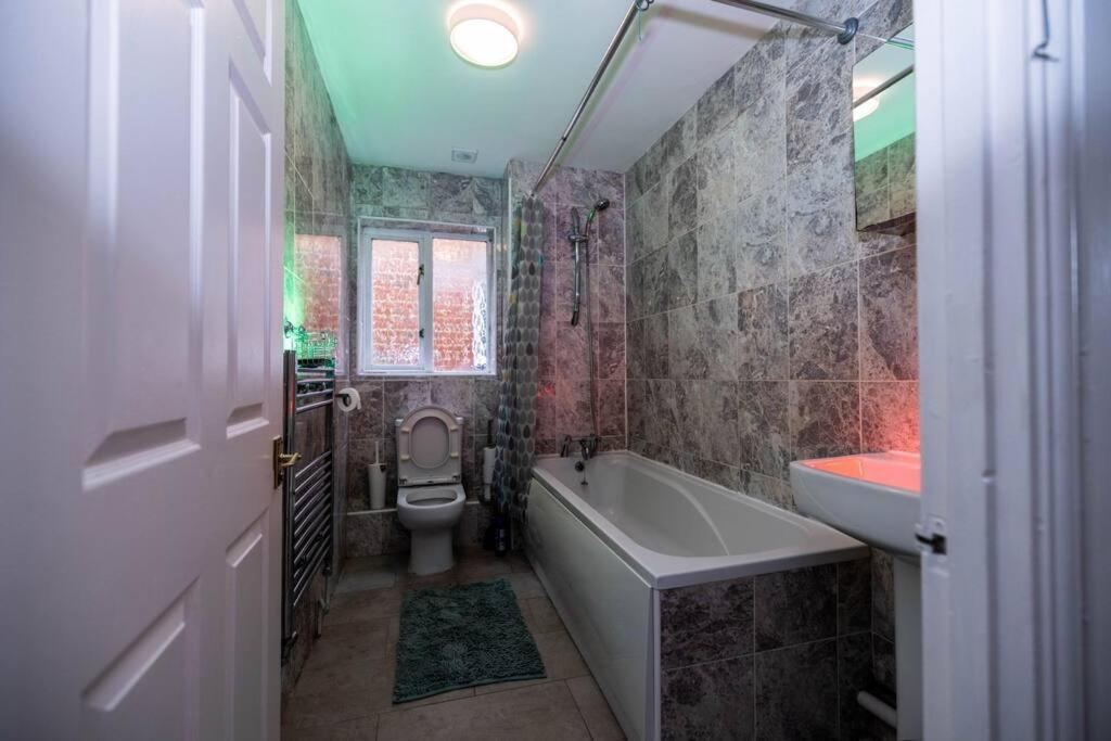 3 Bedrooms House-Sofabed-Parking-Bbqstove-Garden Londres Exterior foto